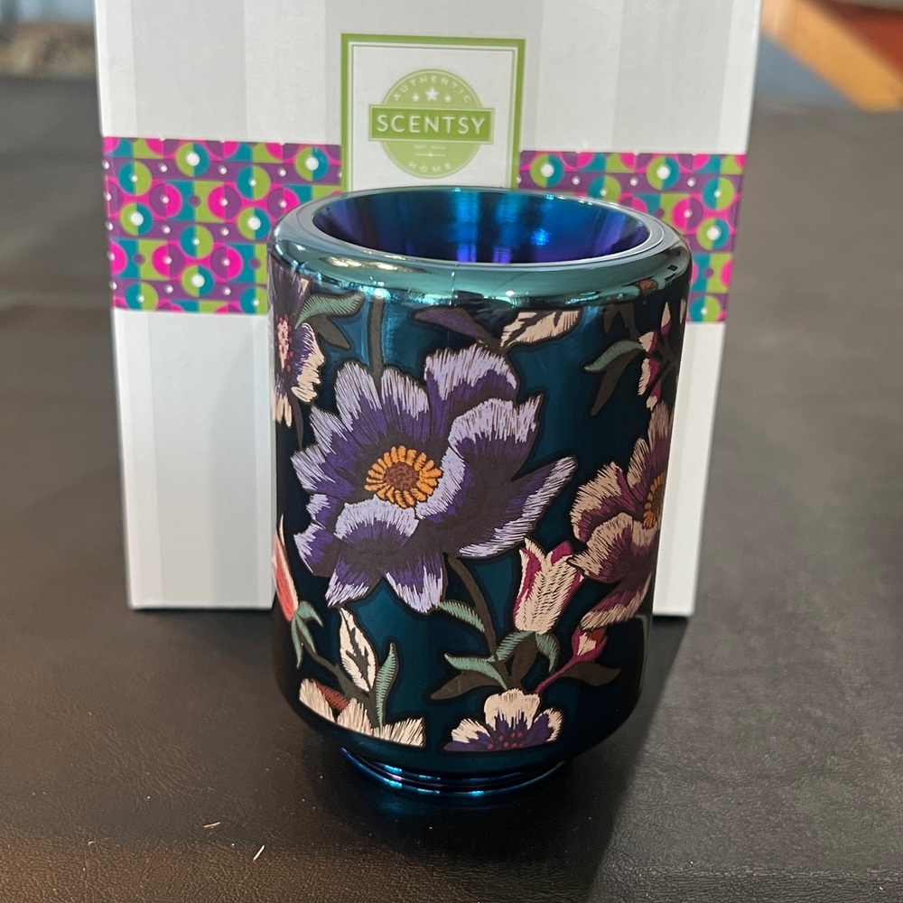 Scentsy Floral Blue Warmer - Picture 3 of 4